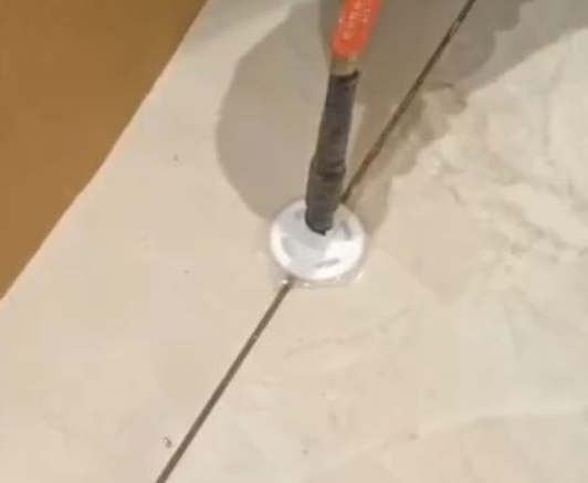 北碚瓷砖空鼓维修公司专业解答瓷砖在铺贴过程中，如果没有涂抹均匀到位的粘结材料（如水泥砂浆或瓷砖胶），可能会导致以下问题
