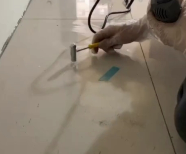 北碚瓷砖开裂维修公司专业分享瓷砖在铺贴前如果没有沥干水分，将会导致以下问题